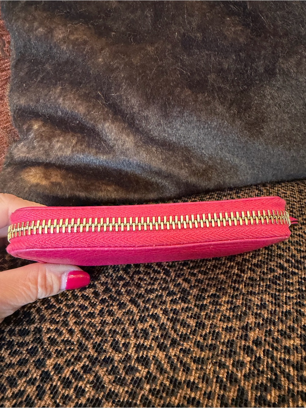 Gucci Hot Pink Leather Zip Around Compact Wallet with Gold Hardware and COA - Picture 4 of 17